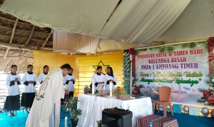 Ibadah Perayaan Natal dan Tahun Baru dipimpin oleh Romo Gregorius Naikofi, Pr.