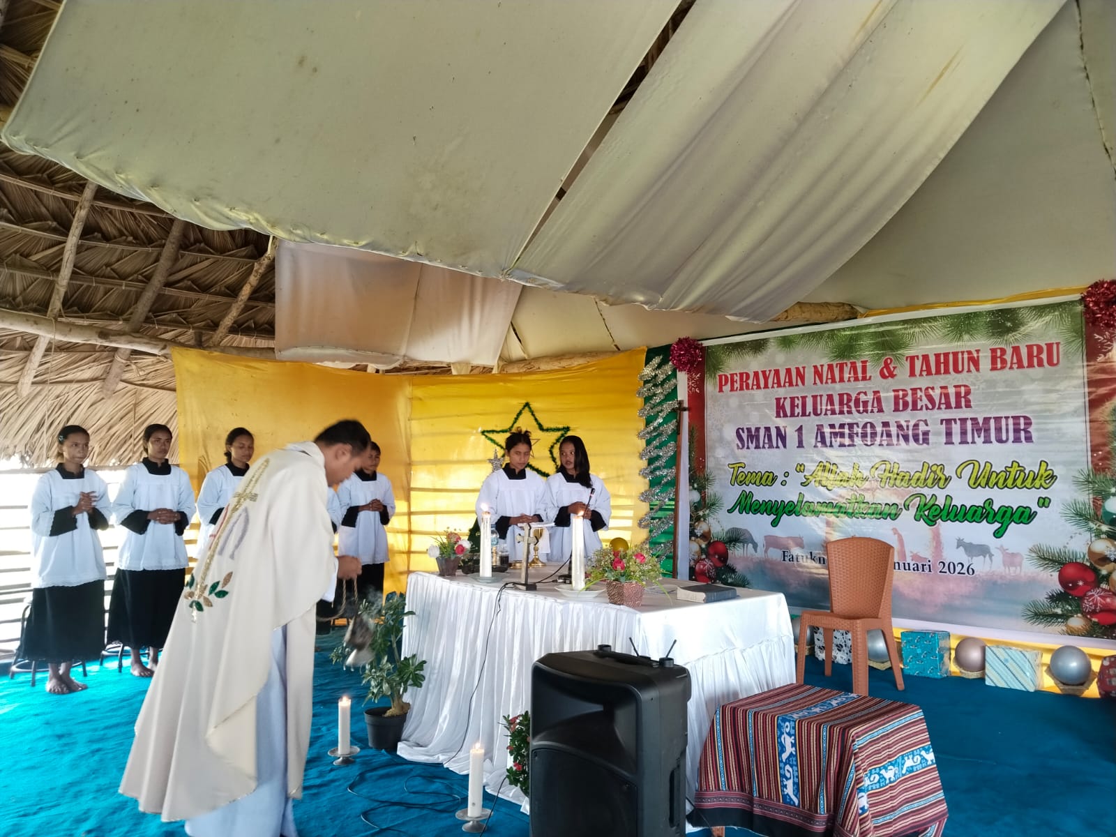 Ibadah Perayaan Natal dan Tahun Baru dipimpin oleh Romo Gregorius Naikofi, Pr.